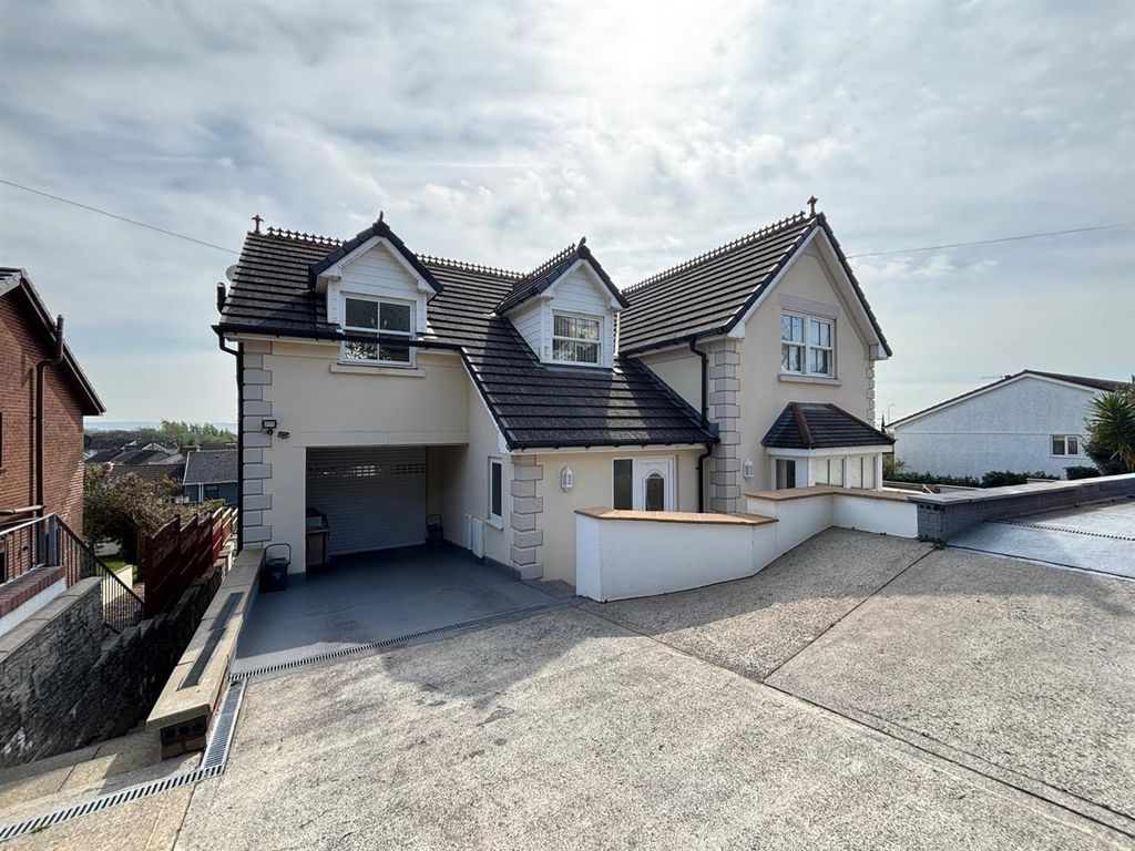 6 bed detached house for saleStradey Hill, Pwll SA15