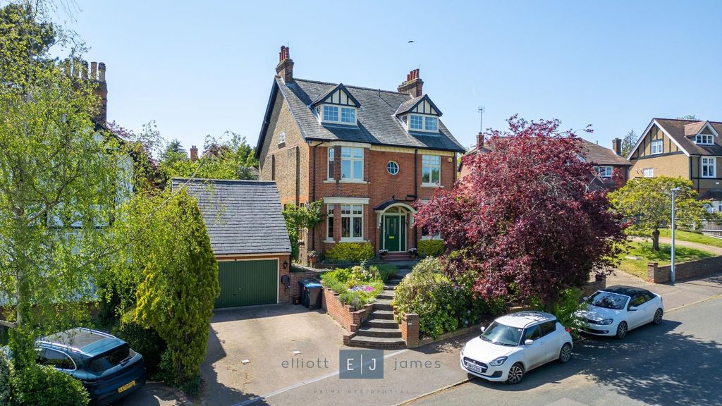 5 bed detached house for saleConnaught Avenue, Loughton IG10