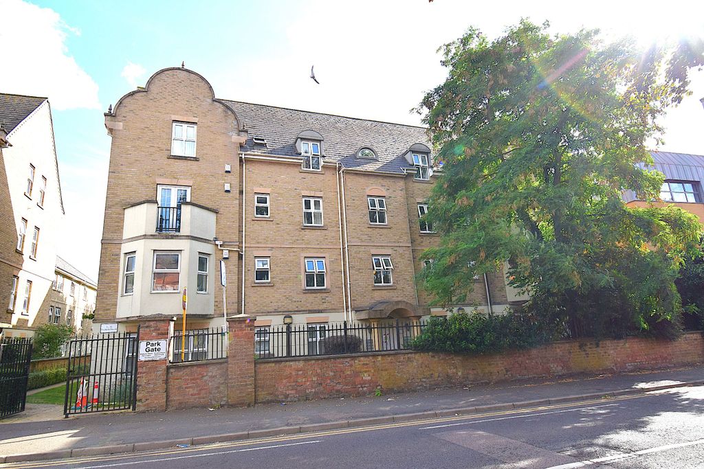 2 bed flat for saleFlat, Victoria House, Billing Road, Northampton NN1