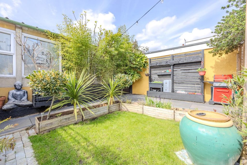 Additional image 22 of 3 bed flat for saleCarlton Drive, Leigh-On-Sea SS9