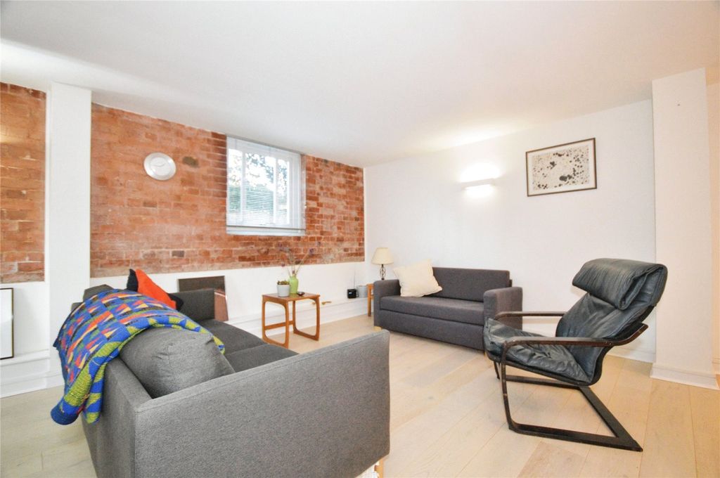 2 bed flat for saleSchool Lane, Mistley, Manningtree, Essex CO11 photo 2