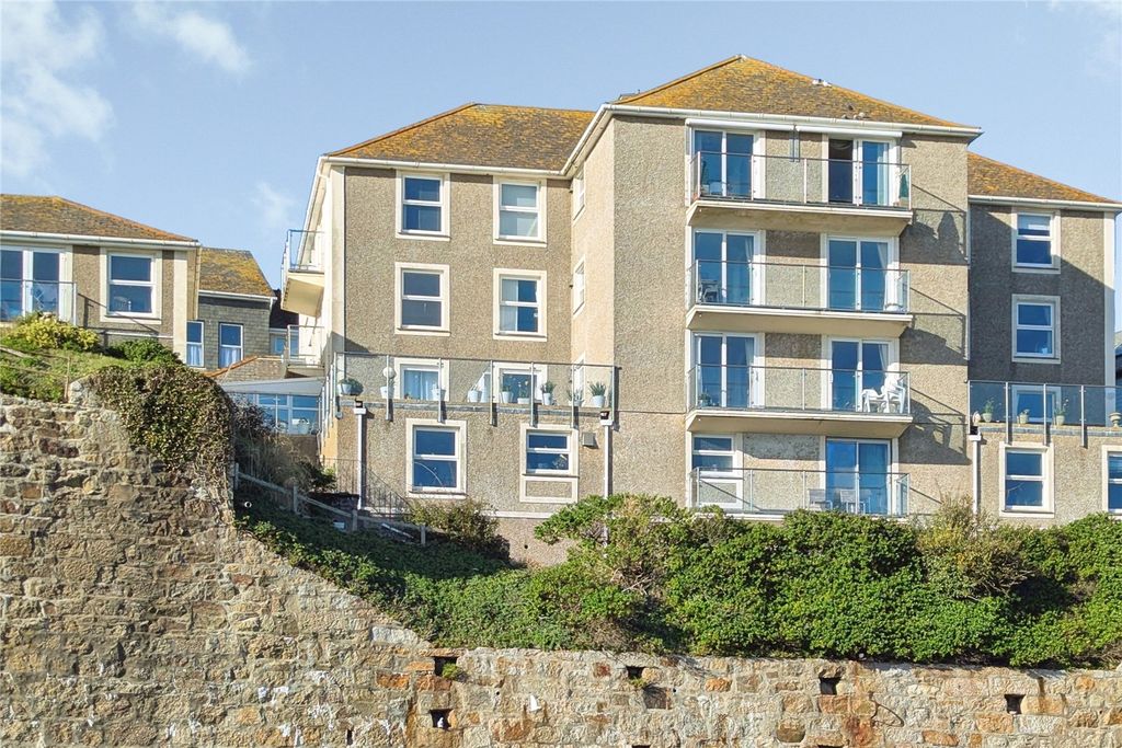 2 bed flat for saleFore Street, Marazion, Cornwall TR17
