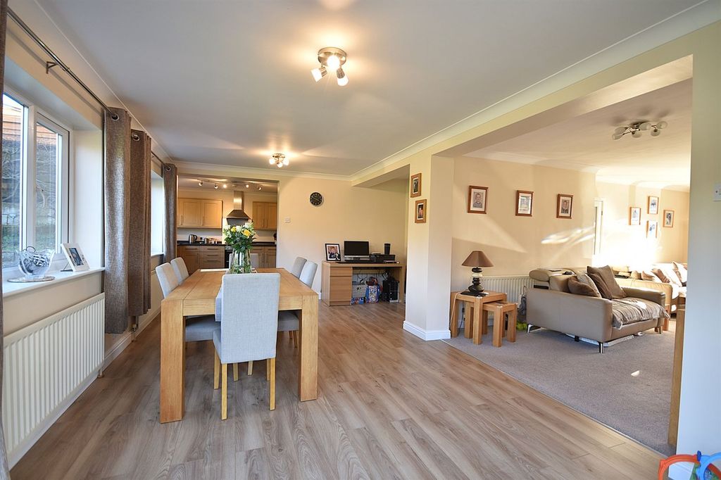 4 bed detached house for salePine Close, Macclesfield SK10 photo 5
