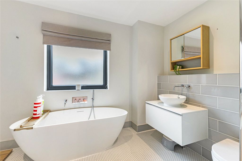 Additional image 17 of 5 bed detached house for saleHeather Gardens, Newbury, Berkshire RG14