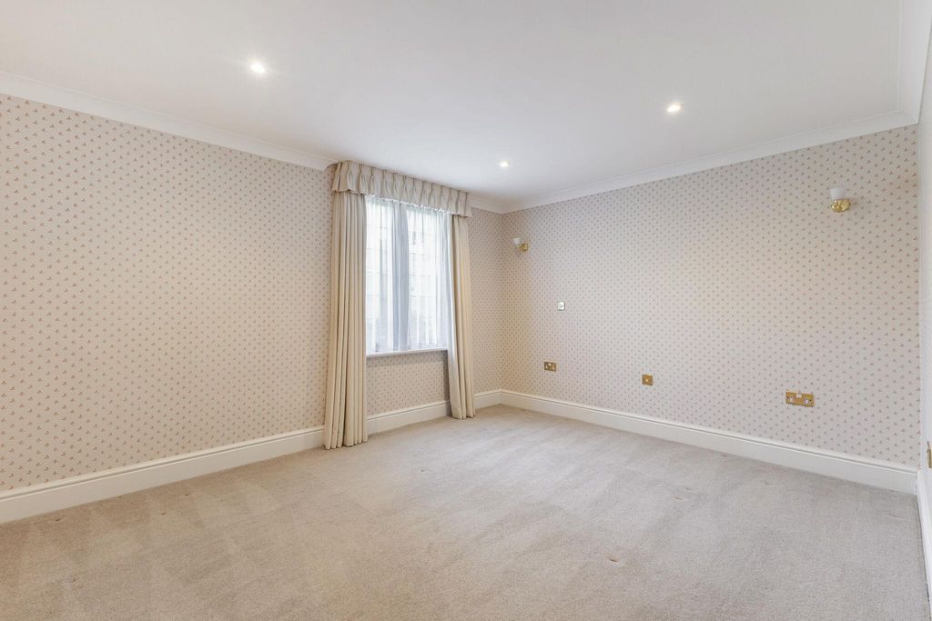Additional image 5 of 2 bed flat for saleEvesham Road, Stow On The Wold, Cheltenham, Gloucestershire GL54