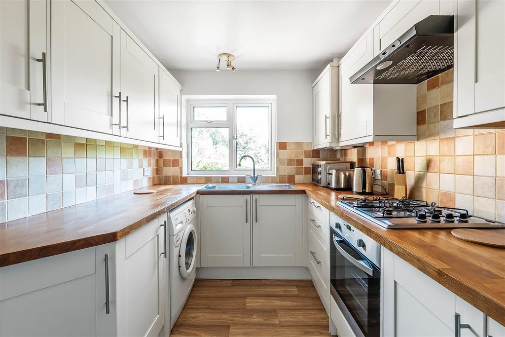 2 bed maisonette for saleMinchin Close, Leatherhead KT22 photo 4