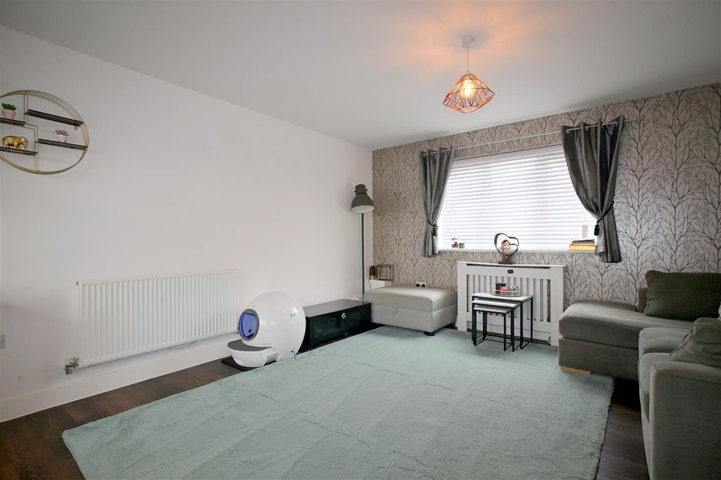 2 bed flat for saleKensington Way, Polegate BN26 photo 4