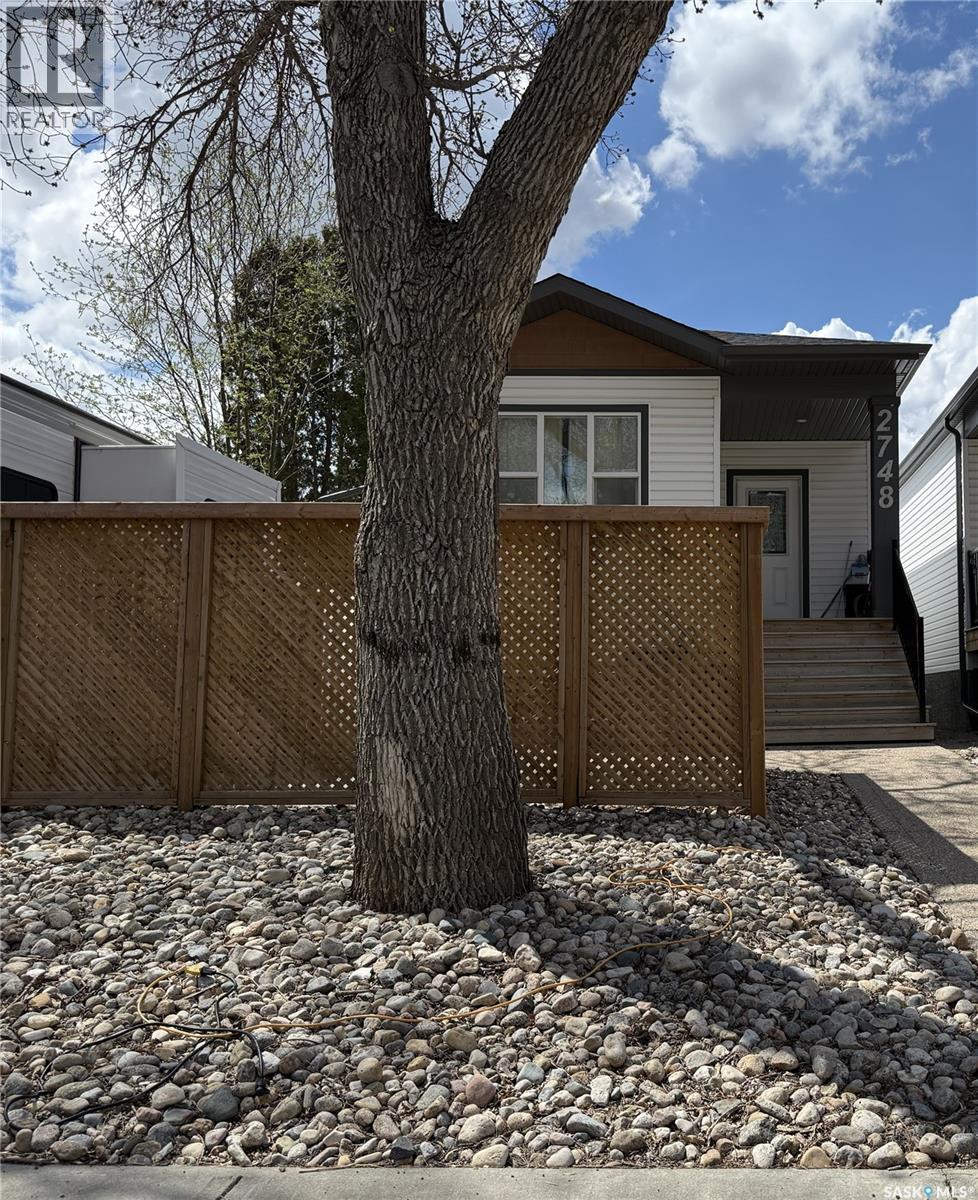 2748 MacKay STREET