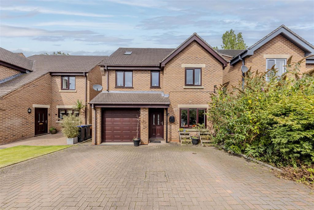 5 bed detached house for saleMeadow Close, Leek, Staffordshire ST13