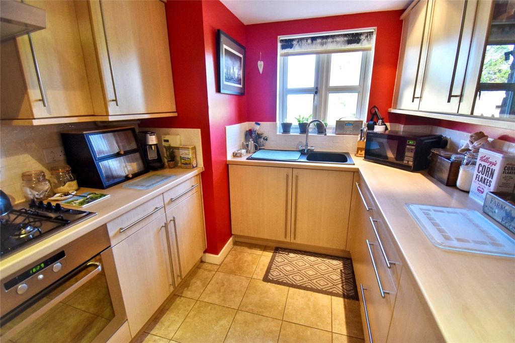 2 bed flat for saleMartlet Road, Minehead TA24 photo 5