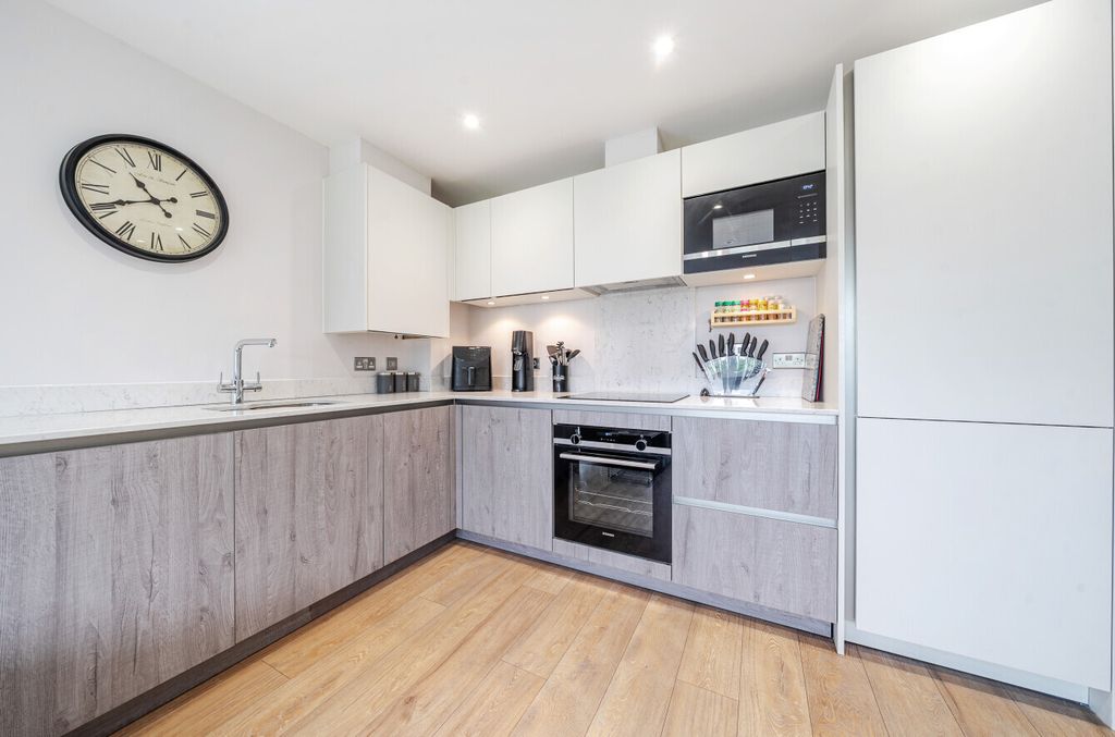 2 bed flat for saleCommonside East, Mitcham CR4 photo 3