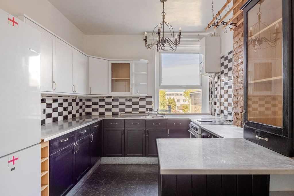 Additional image 4 of 3 bed flat for saleCliff Gardens, Leigh-On-Sea SS9