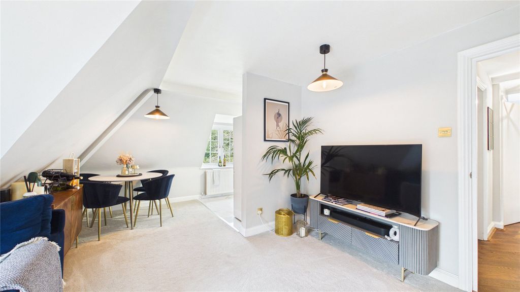 2 bed flat for saleLightwater, Surrey GU18 photo 4