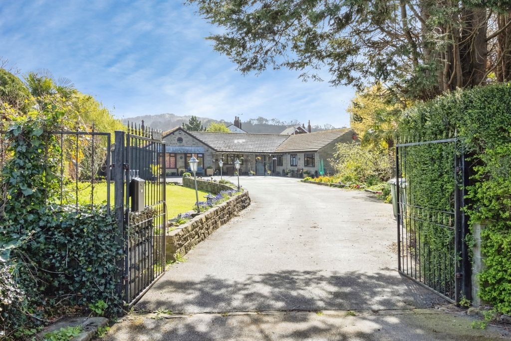 6 bed bungalow for saleFour Acres, Mirfield WF14