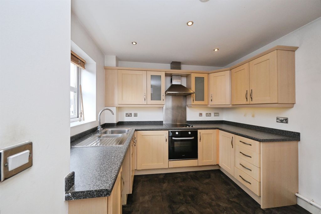 2 bed flat for saleManor Gardens Close, Loughborough LE11 photo 3