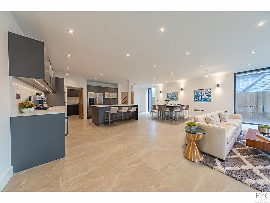 7 bed detached house for saleCarisbrooke Road, Leicester LE2 photo 2