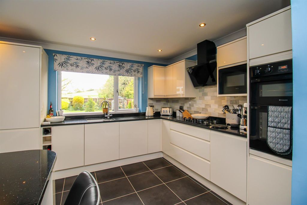 4 bed detached house for saleCarleton Road, Pontefract WF8 photo 5