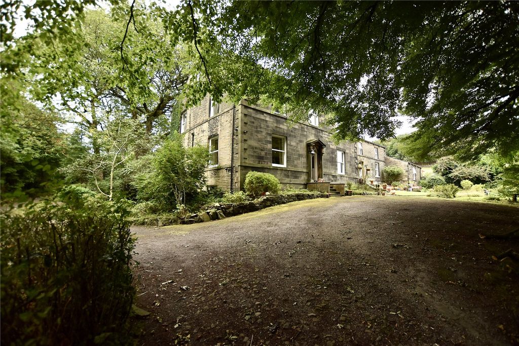 5 bed semi-detached house for saleMilnrow Road, Shaw, Oldham, Greater Manchester OL2