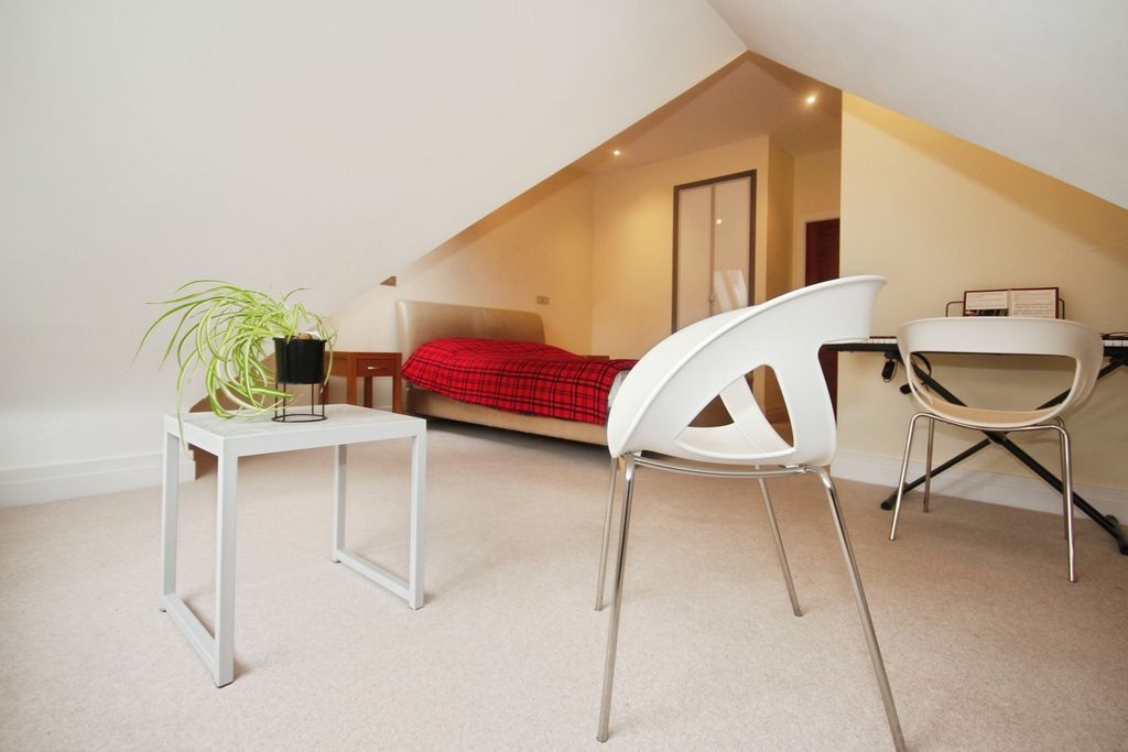 Additional image 9 of 2 bed flat for saleClarendon Avenue, Leamington Spa, Warwickshire CV32