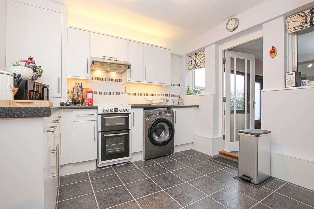 2 bed flat for saleFreshfields, Newmarket CB8 photo 5