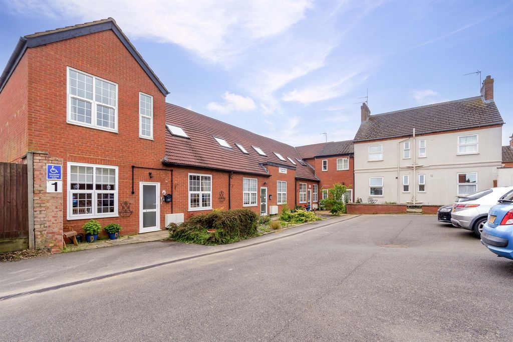 2 bed flat for saleQueen Street, Desborough, Kettering NN14