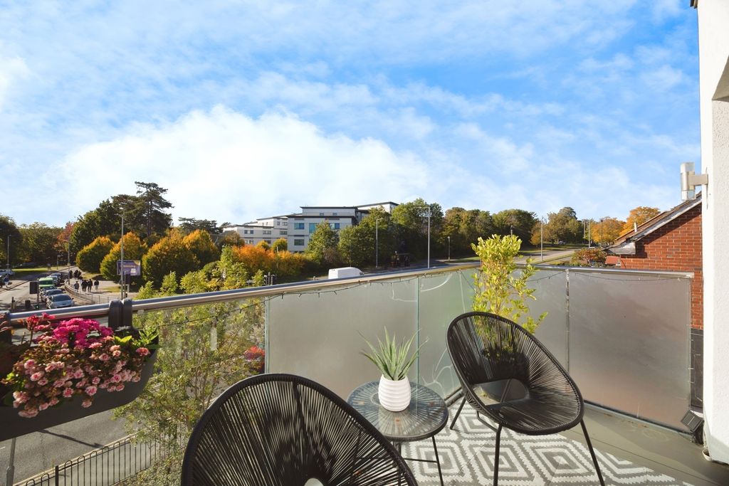 2 bed flat for saleThe Broadway, Loughton, Essex IG10