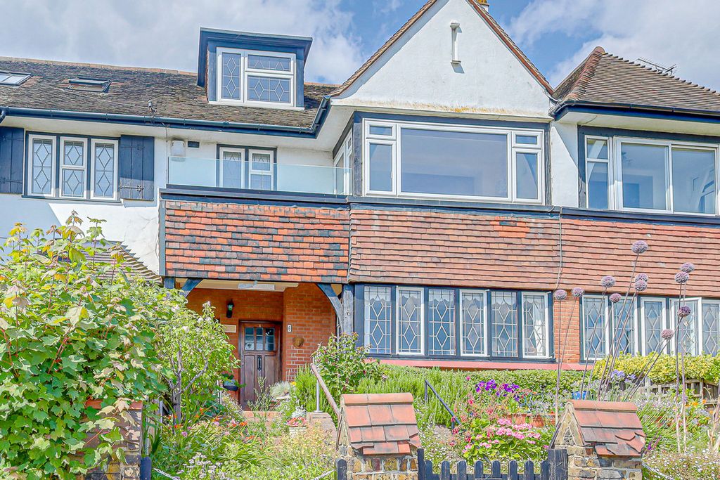 4 bed flat for saleGrand Parade, Leigh-On-Sea SS9