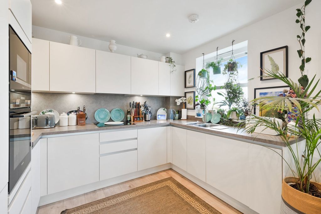 2 bed flat for saleOxted RH8 photo 4