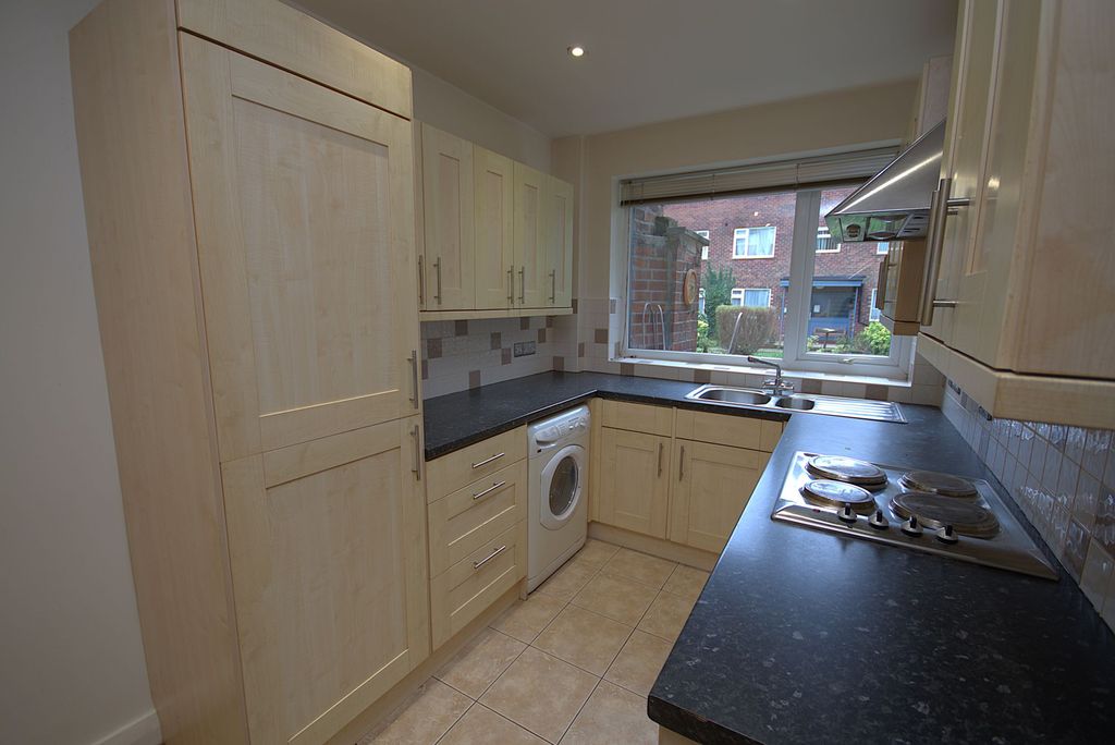 2 bed flat for salePrestbury Road, Macclesfield SK10 photo 2