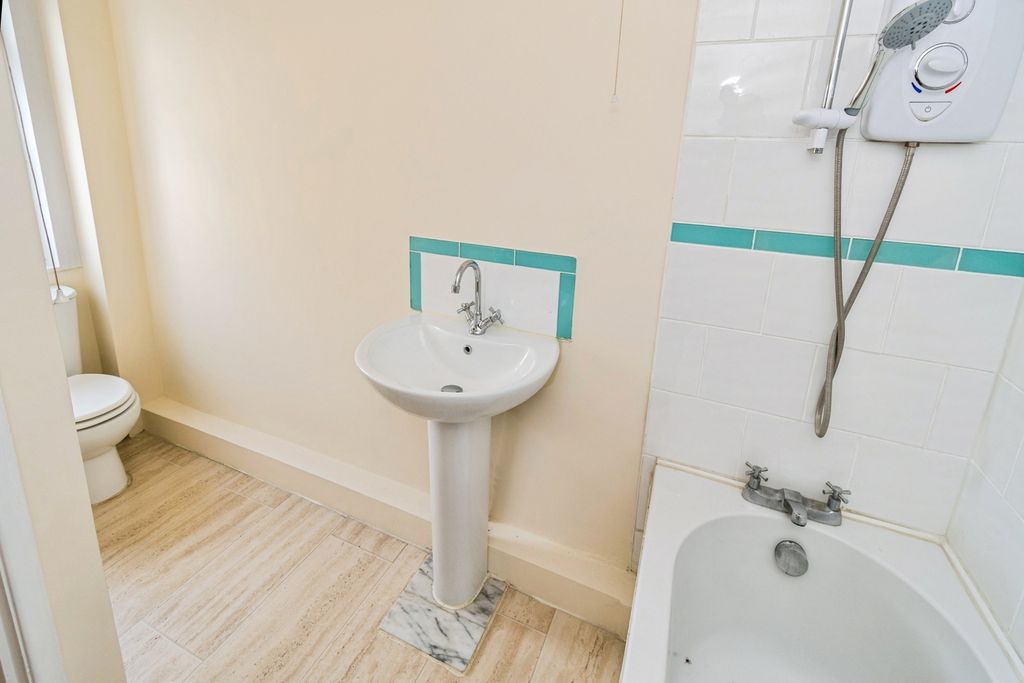 Additional image 14 of 2 bed flat for saleHigh Street, Lyndhurst, Hampshire SO43