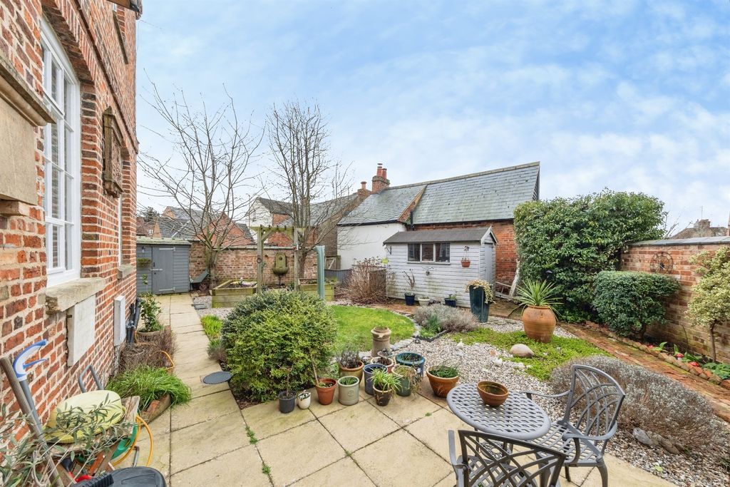 Additional image 2 of 3 bed semi-detached house for saleHigh Street, Newport Pagnell MK16