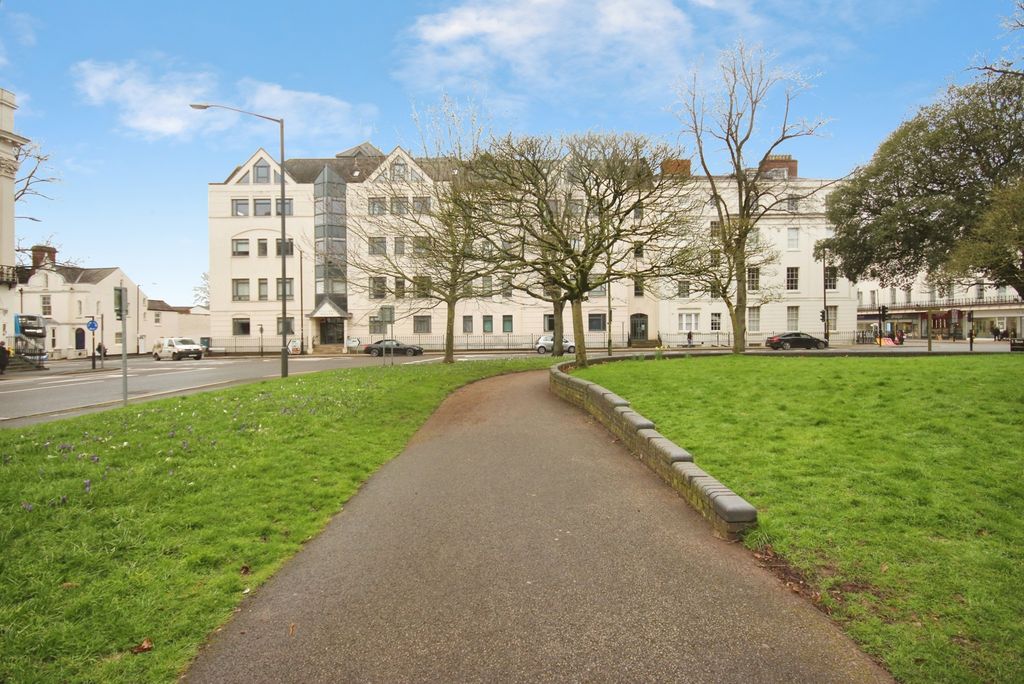 2 bed flat for saleClarendon Avenue, Leamington Spa, Warwickshire CV32