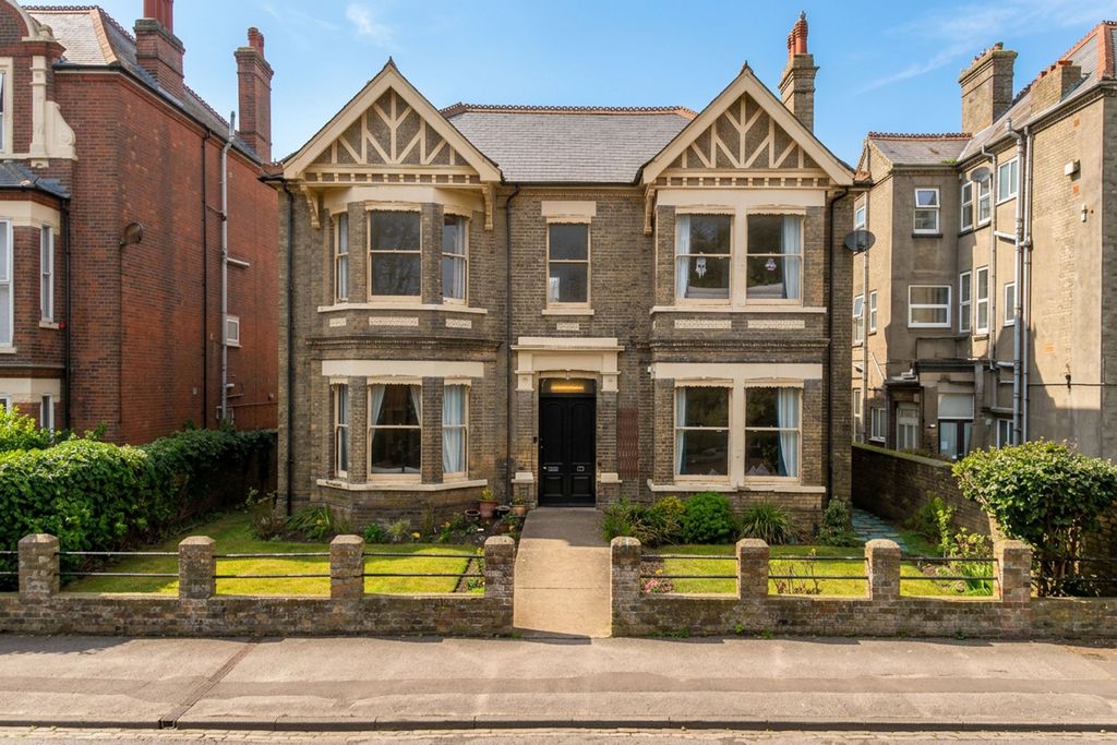 6 bed detached house for saleKirkley Cliff Road, Lowestoft NR33