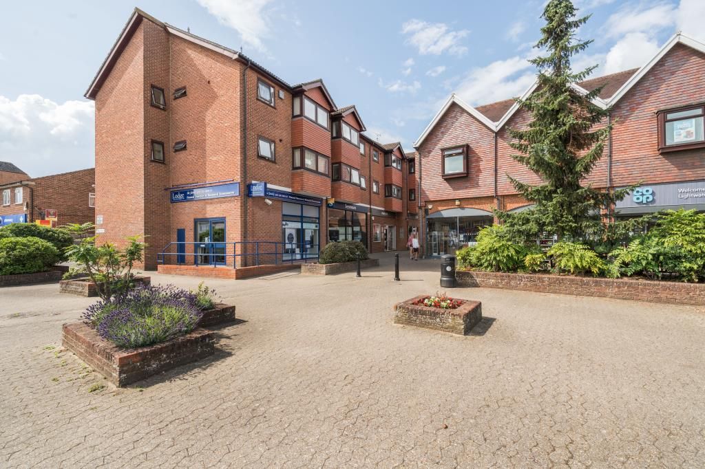 2 bed flat for saleLightwater, Surrey GU18