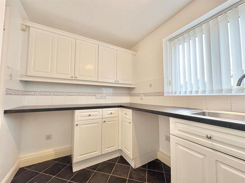 1 bed flat for salePadiham Close, Leigh WN7 photo 5