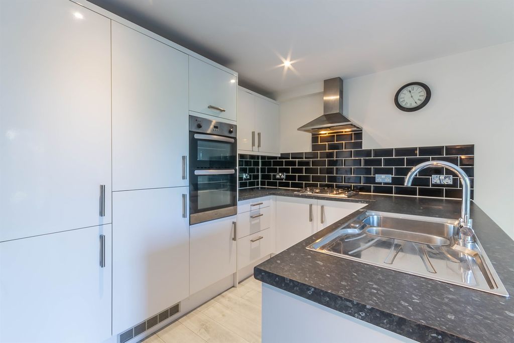 Additional image 8 of 2 bed flat for saleBeacon Hill, Maldon CM9
