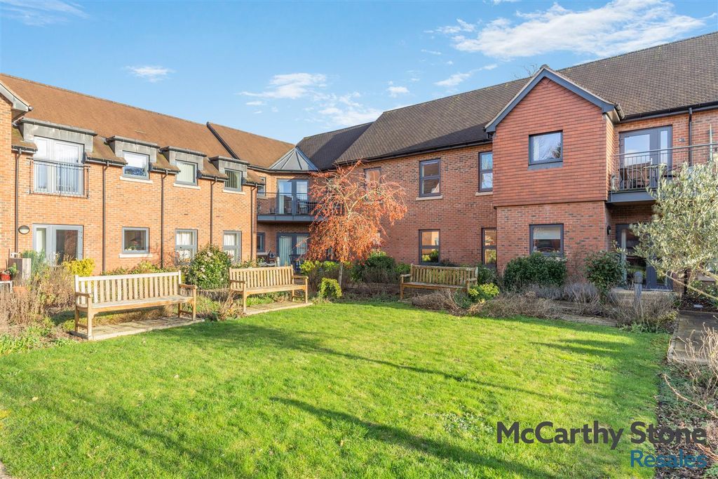 2 bed flat for saleElizabeth House, St. Giles Mews, Stony Stratford, Milton Keynes MK11