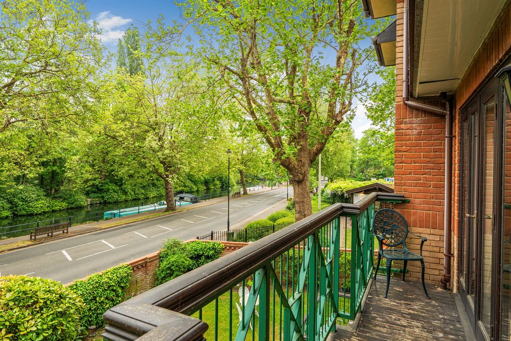 2 bed flat for saleDerek Road, Maidenhead SL6 photo 2