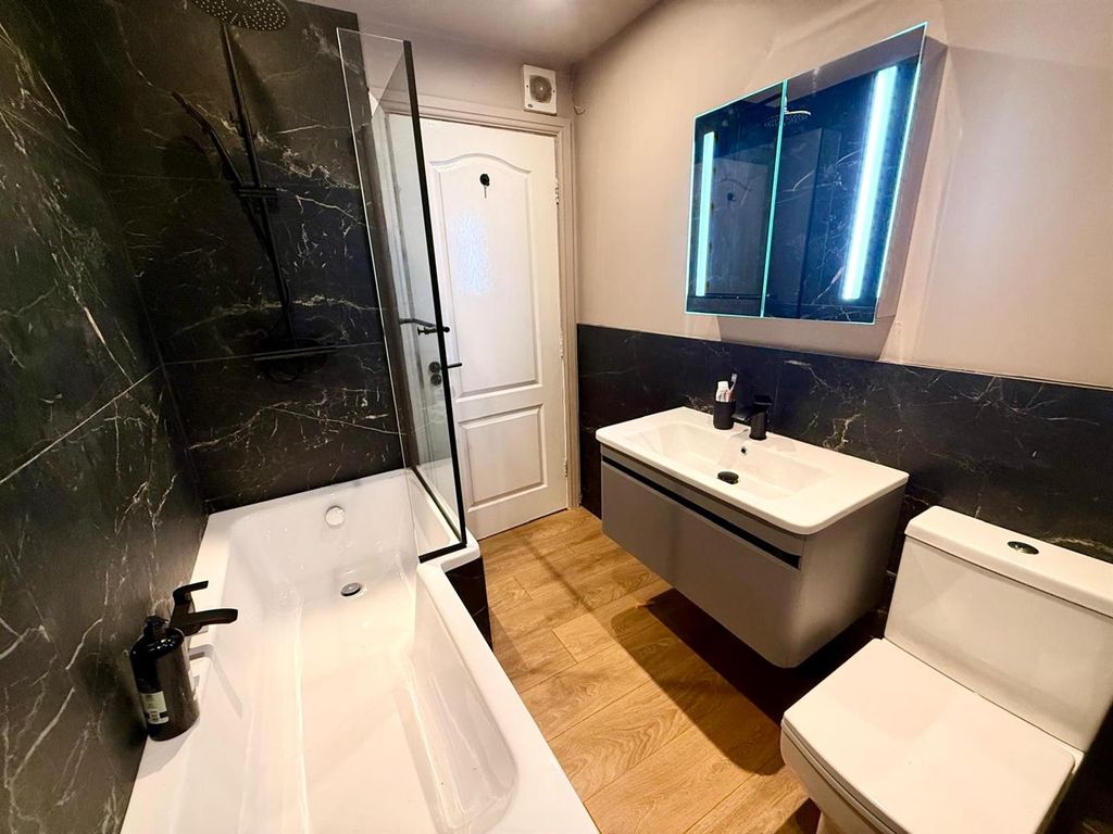 Additional image 10 of 2 bed flat for saleSt Albans Place. Chester Road, Macclesfield SK11