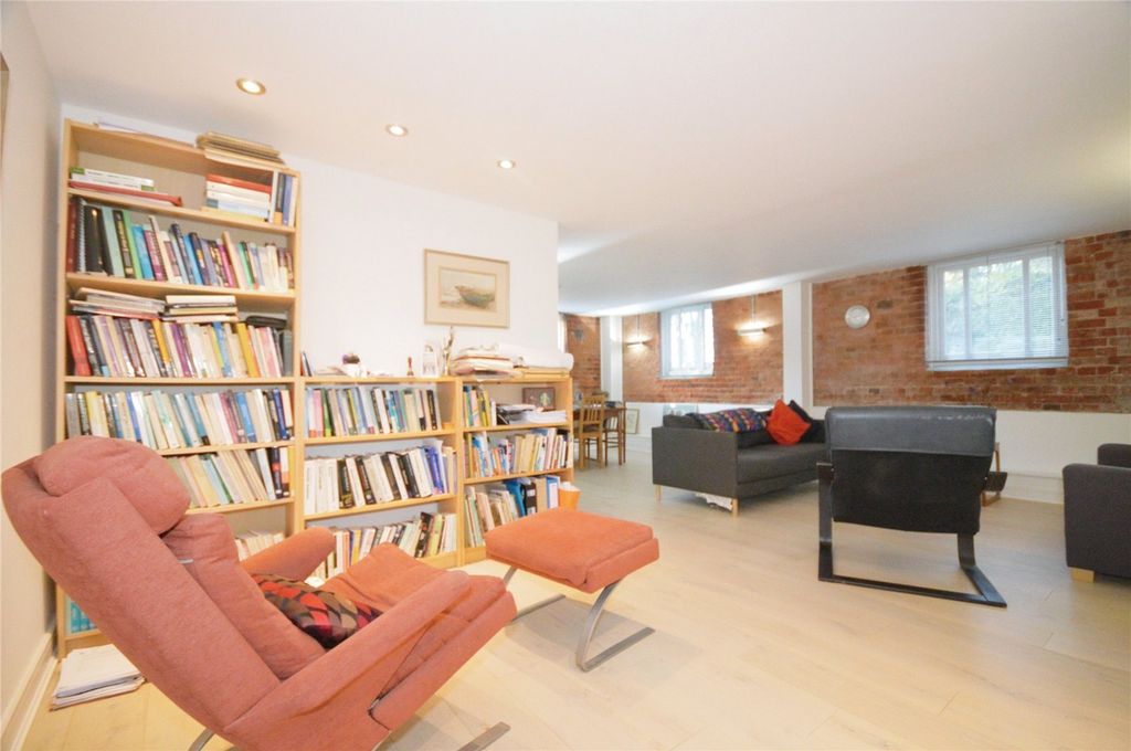 2 bed flat for saleSchool Lane, Mistley, Manningtree, Essex CO11 photo 5