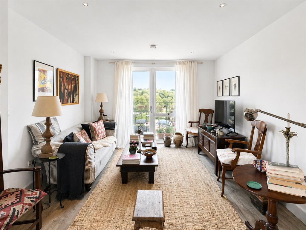 2 bed flat for salePullman Building NR3 photo 3