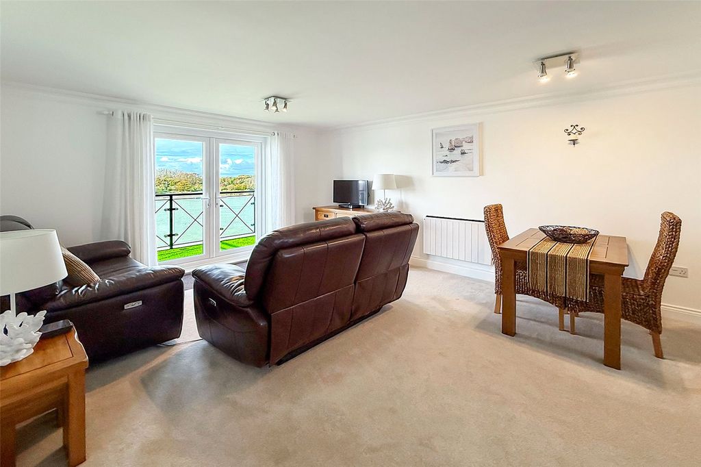 2 bed flat for salePier Road, Littlehampton, West Sussex BN17 photo 3