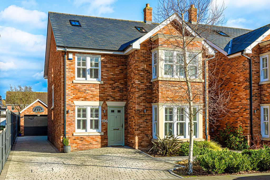 5 bed detached house for saleSalisbury Road, Leigh-On-Sea SS9