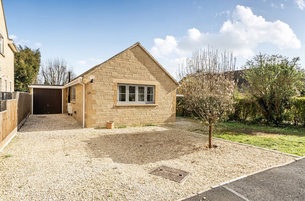 2 bed bungalow for saleKingsmead, Lechlade, Gloucestershire GL7