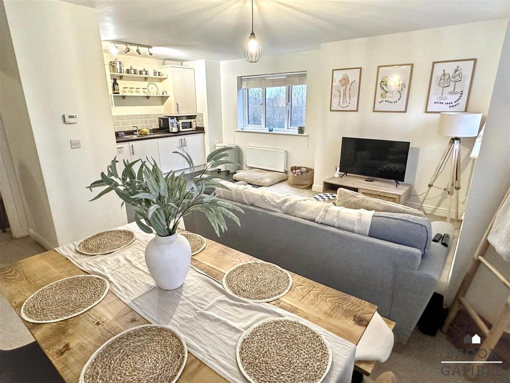 2 bed flat for saleKensington Way, Polegate BN26 photo 2