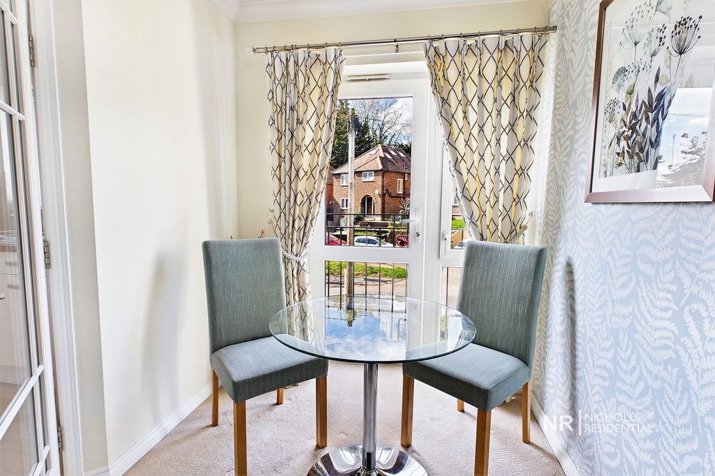 2 bed flat for saleKingston Avenue, Leatherhead. KT22 photo 4
