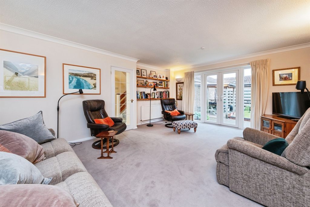 4 bed link detached house for saleCarters Close, Sherington, Newport Pagnell MK16 photo 3