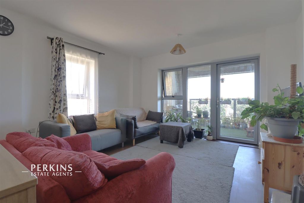 2 bed flat for saleNortholt UB5 photo 2