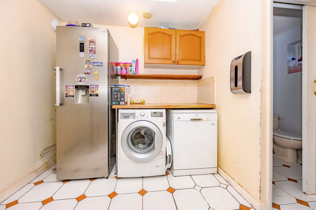 Additional image 7 of 3 bed semi-detached house for saleTurnpike Drive, Luton LU3
