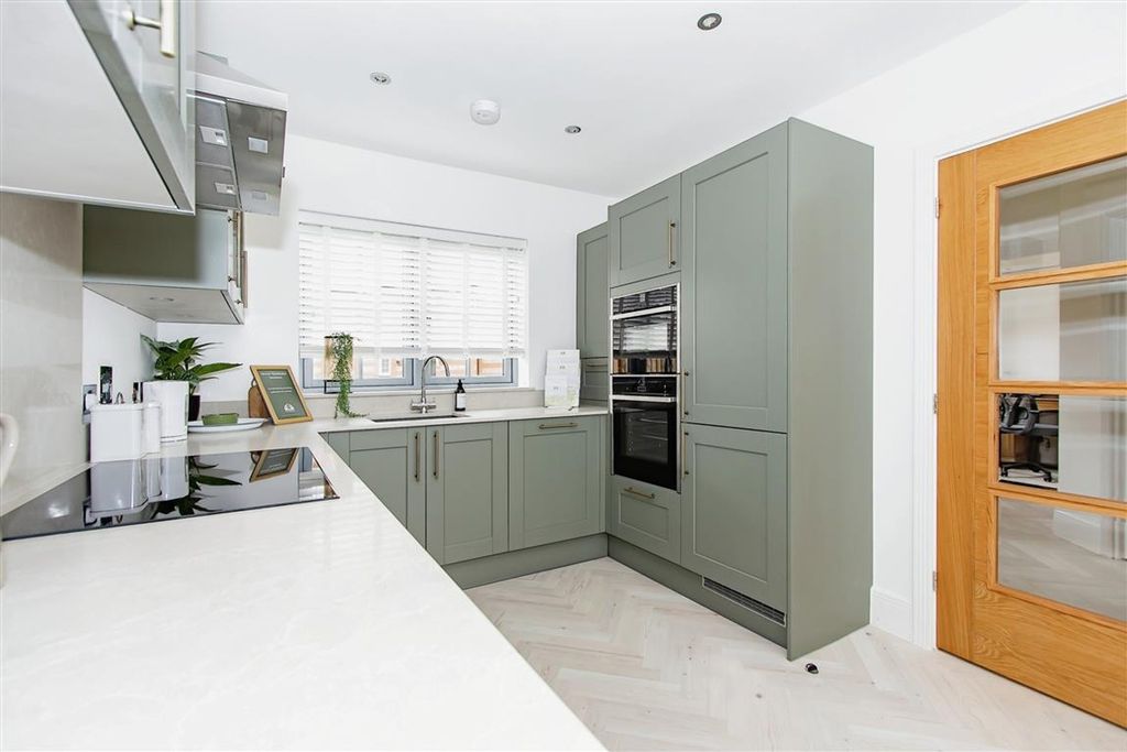 3 bed detached house for saleBrockhills Lane, New Milton BH25